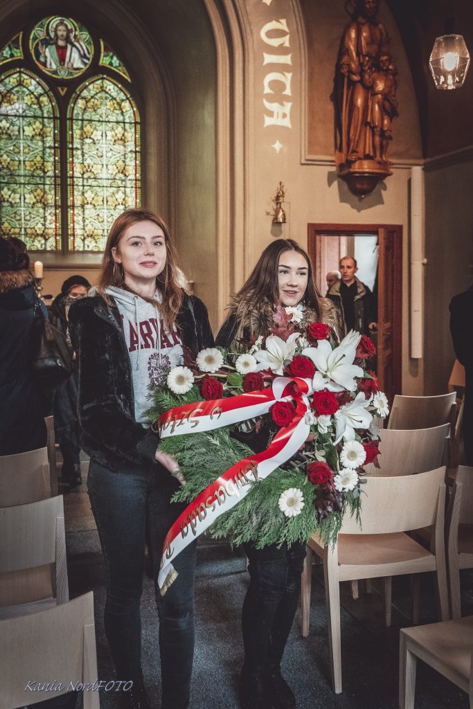 Uczniowie Polskiej Szkoły na Cmentarzu Haga Norra w Sztokholmie
