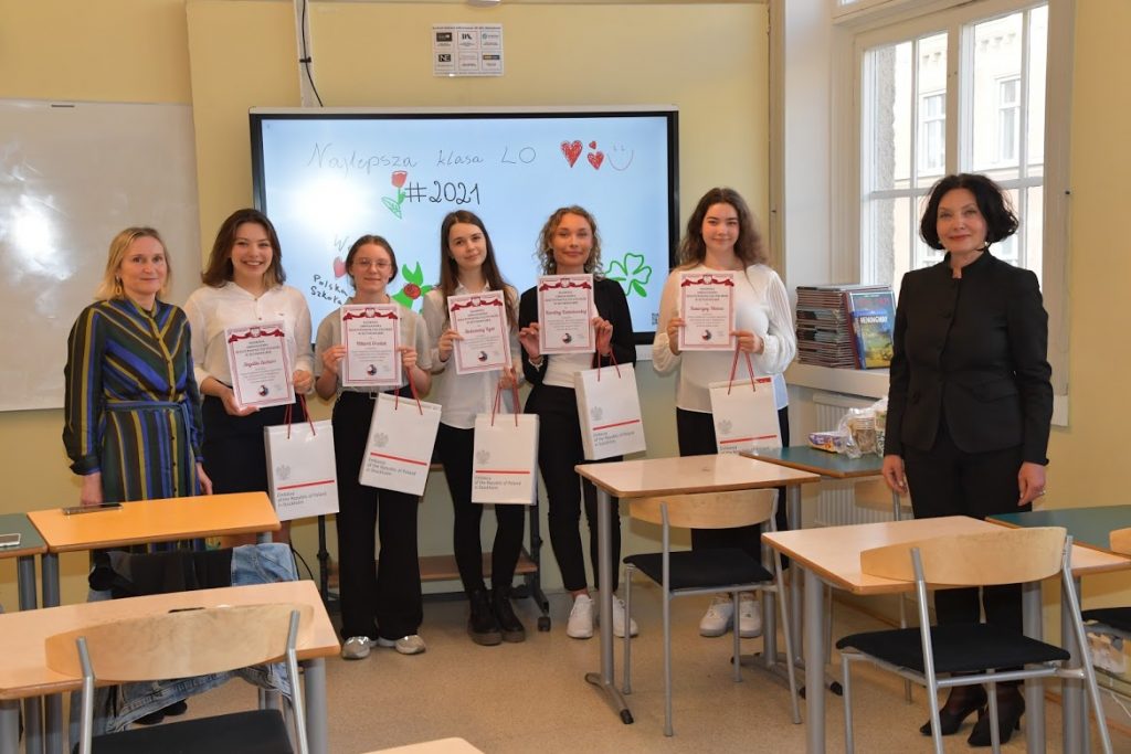 Zakończenie roku szkolnego w 3 LO i wręczenie nagród Ambasadora przez Ambasador Joannę Hofman.