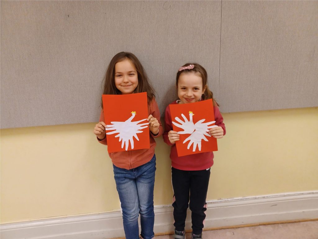 Klasa 1 a z okazji Święta Niepodległości wykonała prace plastyczne.