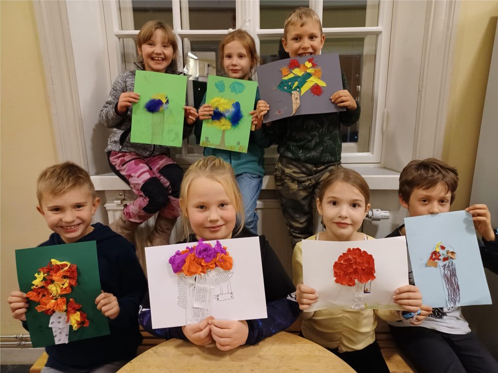 Prace plastyczne dotyczące ekologii w wykonaniu klasy 1a.