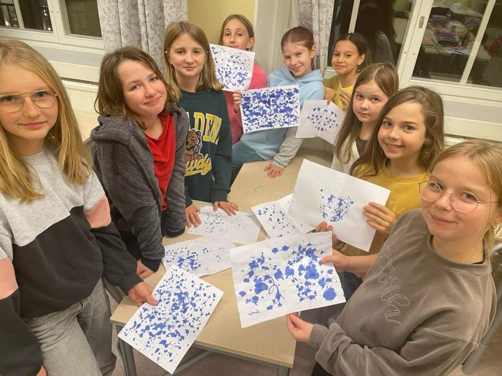 Lekcja kleksografii, geografii, przędzenia liter w klasie 4a