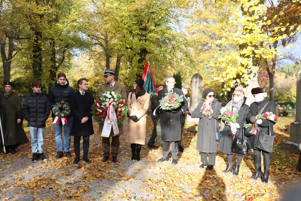 Uczniowie Szkoły Polskiej na cmentarzu Haga Norra